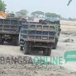 Aktivitas penambangan waduk ilegal di Desa Metatu, Benjeng, Minggu (15/11/15). foto: syuhud/BANGSAONLINE