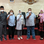 Ketua Panitia Pemilihan Wakil Wali Kota Kediri, Sujoko Adi Purwanto (tiga dari kanan) dan anggota panlih. foto: ist.