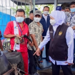  Gubernur Khofifah saat berbincang dengan sejumlah nelayan yang sedang mengantre proses pengisian solar ke dalam jeriken. 