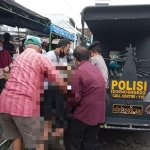 Petugas dibantu warga saat mengevakuasi korban Mr. X ke mobil patroli untuk dibawa ke RSUD Kabupaten Kediri. (foto: ist)