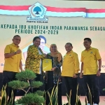 Ketua Umum DPP Partai Golkar, Airlangga Hartarto, saat memberikan rekomendasi kepada Khofifah Indar Parawansa untuk maju sebagai calon gubernur pada Pilgub Jatim 2024.