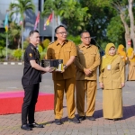 Wabup Gresik, Asluchul Alif didampingi Sekda Achmad Washil MT dan Kadinkes Mukhibatul Khusnah saat menerima hibah GPS Tracker dari Direktur Operasional PT Vastel Telematika Integrasi, Ferdy Tanujaya. Foto: Ist.
