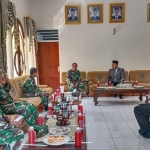 Dalam rangka menjalin silaturahmi dengan ulama dan umara, Komandan Kodim 0805 Ngawi mengunjungi Pondok Pesantren Darussalam Gontor Putri 1 di Mantingan, Selasa (24/8/2021). (foto: ist)