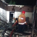 Petugas pemadam kebakaran saat evakuasi rumah yang hangus di Desa Sotabar, Kecamatan Pasean, Kabupaten Pamekasan.