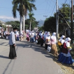 Para santriwati sedang memasuki Ponpes Lirboyo.