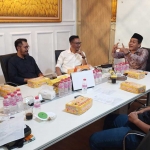 Ketua Komisi PDUF MUI Jatim, Miftah Jauhari, ketika memimpin rapat departemen media.