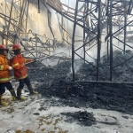 Api yang melalap bangunan gudang marketplace di Taman, Sidoarjo, baru bisa dipadamkan sekira pukul 12.21 WIB.