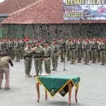 Pangdivif 2 Kostrad Singosari Malang Mayjend TNI Marga Taufik, SH, MH, salam komando dengan Letkol CBA Edward Rizal dan Letkol CBA Yudho Pramono, usai dilantik di Mako Yon Bek Ang 2 Kostrad Malang, Rabu (02/01). foto: IWAN IRAWAN/ BANGSAONLINE