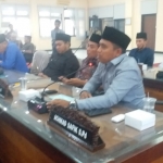 Ahmad Syafik dari Fraksi PPP saat menyampaikan interupsi terkait proporsi pembagian anggota dalam paripurna penetapan AKD DPRD Bangkalan. foto: FAUZI/ BANGSAONLINE