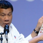 Rodrigo Duterte menunjukkan foto-foto para politisi yang dituding berkomplot dan terlibat bisnis dengan bandar narkoba. Foto: ROSLAN RAHMAN/AFP/GETTY IMAGES