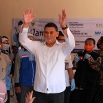  Wali Kota Kediri, Abdullah Abu Bakar, saat memakai masker ramah difabel.