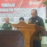 Kepala Kesbangpol Trenggalek Widarsono saat menyampaikan sambutan. foto: HERMAN/ BANGSAONLINE
