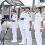 Pangarmada II Laksda TNI Heru Kusmanto saat memimpin upacara pengukuhan Komandan Lantamal VIII Manado, serta serah terima jabatan Asrena, Asintel, dan Asops Pangarmada II yang dihelat di Indoor Sport Koarmada II, Kamis (27/2).