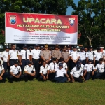 Kapolres Bangkalan AKBP Rama Samtama Putra bersama Satuan Pengamanan (Satpam) Bangkalan usai upacara HUT Saptam ke-39 tahun 2020 di halaman Mapolres Bangkalan.