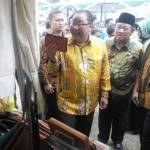 Menkop UKM Anak Agung Gede Ngurah Puspayoga didampingi Bupati Sidoarjo H Saiful Ilah melihat produk UKM saat pembukaan Tanggulangin Fair 2016, Selasa (8/11). foto: mustain/ bangsanonline