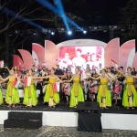 Salah satu penampilan sendratari oleh pelajar saat peringatan Bulan Bung Karno di kawasan SLG. Foto: MUJI HARJITA/ BANGSAONLINE
