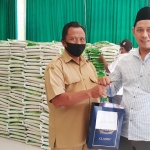 Panitia menyerahkan zakat secara simbolis kepada perwakilan warga.