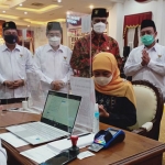 Gubernur Khofifah saat menunaikan zakat melalui Baznas Jatim. Foto: DEVI FITRI AFRIYANTI/BANGSAONLINE