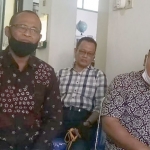 Drs. Mahmud Asyari, M.Pd., Kepala Sekolah SMPN I Tumpang, dan Drs. Suyitno, Ketua Komite Sekolah.