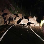 Kondisi badan jalan yang tertimbun material longsoran.