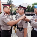 Kapolresta Sidoarjo Kombespol Zain Dwi Nugroho saat menyematkan pangkat kepada salah satu anggota.