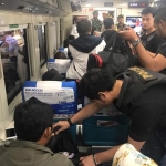 Proses pengecekan barang bawaan yang dilakukan oleh petugas.