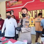 Kapolres Tuban AKBP Darman saat melakukan press release di Mapolres Tuban.