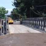 Jembatan bailey (darurat) bisa dilewati kendaraan yang beratnya tidak boleh melebihi 5 ton.