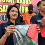 Kompol Muhammad Harris (kanan) menunjukkan barang bukti berupa pakaian korban.