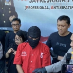 Pelaku pembunuhan mahasiswi Ubaya, Rohmat Bagus Apriyatna (41) di Mapolrestabes Sursbaya
