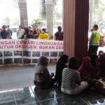 Warga ketika demo di kantor Pemkab Gresik. (syuhud/BANGSAONLINE)