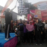BERANGKAT: Ketua KPU Sidoarjo HM Zainal Abidin memberangkatkan Jalan Sehat Pilgub Jatim 2018, di kantor KPU Sidoarjo, Minggu (17/12). Foto: MUSTAIN/BANGSAONLINE