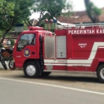 Satu truk damkar yang sudah disiagakan di kantor KPU Pacitan sejak empat hari lalu. (foto: Yuniardi Sutondo/BO)