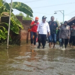 Wabup Pasuruan KH. Abdul Mujib Imron saat memantau banjir di Kecamatan Beji, beberapa waktu lalu.