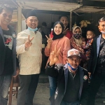 Gus Yani ketika bertandang di Kedai Roti Canai milik Dewi di Desa Kertosono, Kecamatan Sidayu. foto: ist.