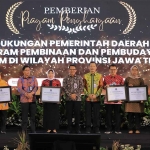 Pemberian piagam penghargaan atas dukungan pemerintah daerah pada program pembinaan dan pembudayaan hukum di Jawa Timur.