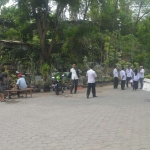 Pegawai DPUTR saat mengecek jalan yang akan dibangun Underpass. foto: SYUHUD/ BANGSAONLINE