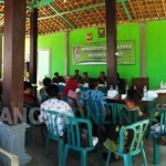 Suasana diskusi antara wartawan dengan Muspika Soko di Balai Desa Gununganyar. foto: SUWANDI/ BANGSAONLINE