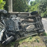 Kondisi mobil minibus Grandmax yang terguling usai mengalami laka