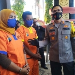 Kapolres Lamongan Harun saat menginterogasi pasutri tersangka curanmor terkait aksi yang mereka lakukan. (foto: TRIWIYOGA/ BANGSAONLINE)