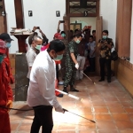 Wali Kota Kediri Abdullah Abu Bakar bersama Dandim 0809 Kediri dan Kapolres Kediri Kota saat ikut melakukan penyemprotan disinfektan di Masjid Ponpes Lirboyo, Kota Kediri. foto: MUJI/ BANGSAONLINE