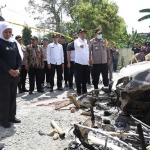 Khofifah saat meninjau Mapolsek Tambelangan di Sampang yang dibakar massa, belum lama ini. 