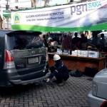 Salah satu mobdin pejabat Pemkab Gresik saat dilakukan uji emisi. foto: syuhud/ BANGSAONLINE