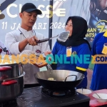 Chef dari Hotel Grand Surya Kediri saat mengajari cara memasak nasi goreng kepada 2 warga binaan lembaga pemasyarakatan setempat. Foto: MUJI HARJITA/BANGSAONLINE