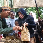 Bupati Mojokerto, Ikfina Fatmawati, saat berada di Pasar Keramat, Pacet.