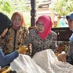 Ketua PKK Kota Mojokerto saat melihat pembuatan batik.