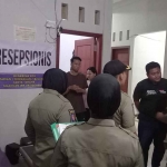 Petugas dari Satpol PP Kota Blitar saat mengamankan 2 pasangan tak resmi di rumah kos.