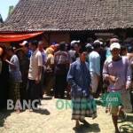 PENASARAN: Warga mengerumuni TKP meninggalnya mbah Karni. foto: eky nurhadi/ BANGSAONLINE