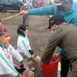 Wali Kota Madiun, Maidi (jaket biru), saat mengukuhkan satgas linmas. 