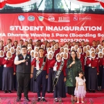 Bupati Kediri, Hanindhito Himawan Pramana, usai mengukuhkan siswa-siswi SMA Dharma Wanita 1 Pare Boarding School. Foto: Ist